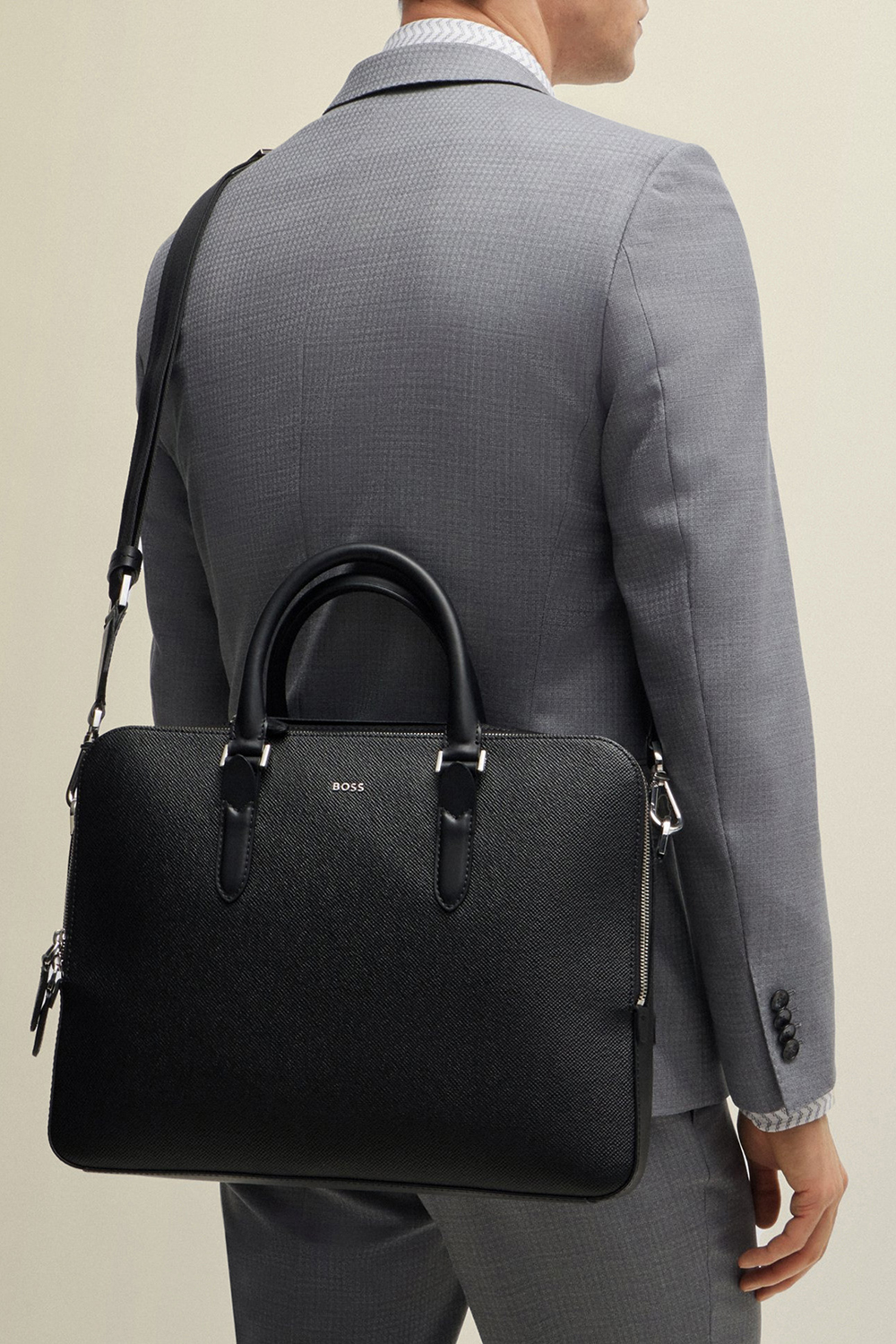 תמונת כל הלוק של תיק נשיאה למחשב